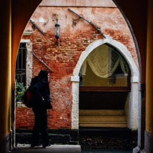 particolare di canale e porta d'acqua a venezia