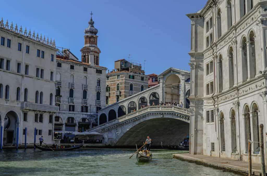ponte di rialto visto da una barca