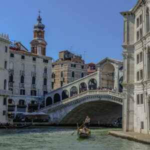 ponte di rialto visto da una barca
